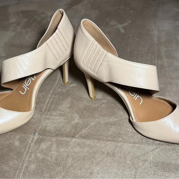 Classic Glam Cream Leather Size-7  3.5" Heels with Asymmetrical Strap - Picture 6 of 10